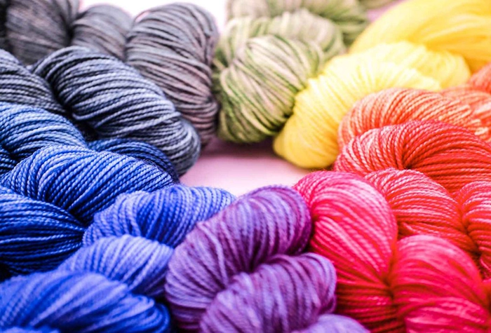 سجادة صلاة بلون أخضر وأزرق مستخدمة في مسجد عصري بأجواء روحانية