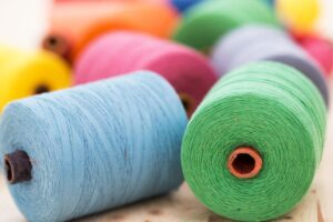 خيوط أكريليك تمر بمرحلة صباغة حرارية في مصنع پامچال