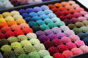 صورة مقربة لخيوط أكريليك سميكة في سجاد صلاة منسوج آلياً